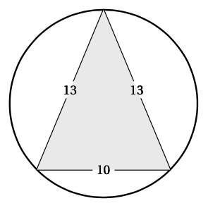 Le triangle isocèle ci-dessous a des côtés qui mesurent 13 cm, 13 cm et 10 cm. Quel est le rayon de son cercle circonscrit ?